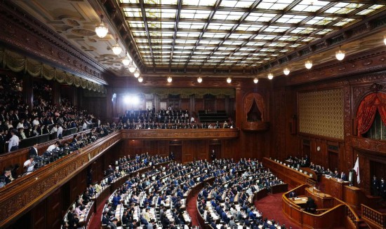 　　这是10月21日在日本东京拍摄的临时国会众议院首相指名选举现场。新华社记者贾浩成摄