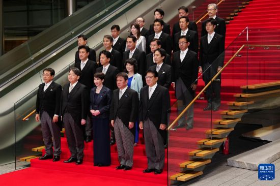 10月21日,日本首相高市早苗(前排中)在东京的首相官邸率阁僚合影。新华社记者 贾浩成 摄