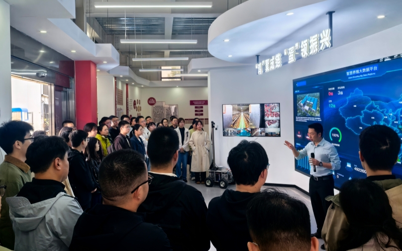 青年干部深入企业一线。