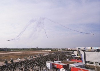 陆军“风雷”飞行表演队表演“四机开花”特技飞行动作。