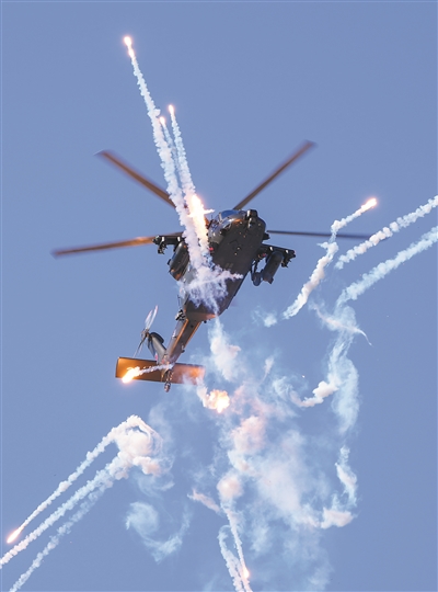 陆军“风雷”飞行表演队表演“四机开花”特技飞行动作。