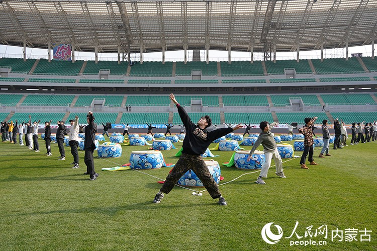 蒙超决赛文艺演出彩排现场。实习生 牛佳摄