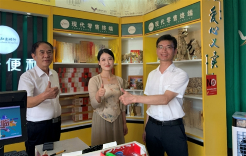 “爱心义卖”棕编销售展示区