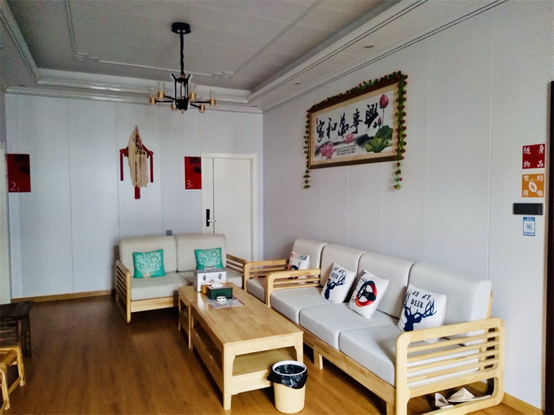 民宿客厅实景。王云摄