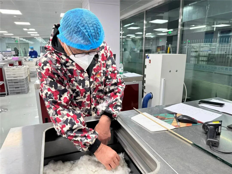 党业佩戴党员徽章