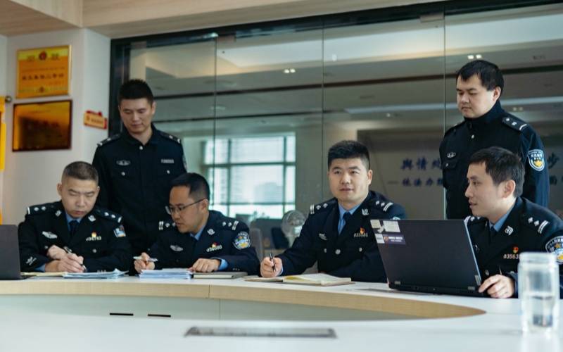 王清华和团队成员在工作中。