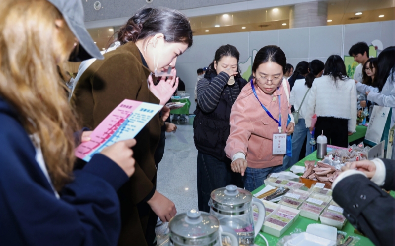 读者们积极互动。