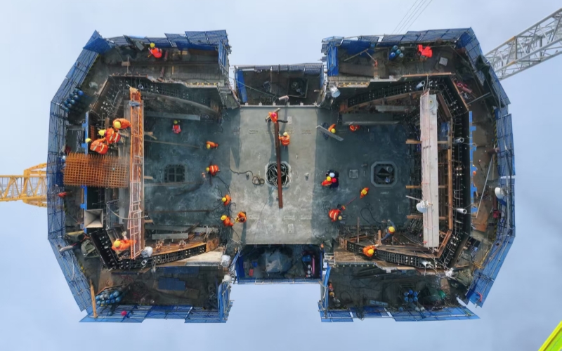 武荆宜高速汉江特大桥主塔封顶。