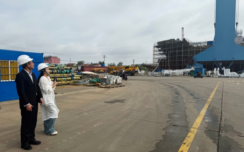 该行工作人员走访企业生产基地。