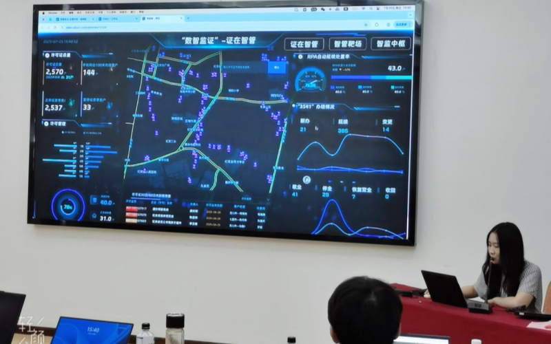 红安县局讲解“数智监证”各项功能。何申摄