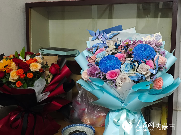 村里的乡亲邻里给武飞送来祝福的鲜花。人民网记者 刘艺琳摄