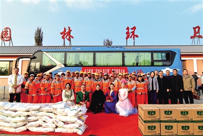 乌兰牧骑深入包头市土默特右旗进行环卫工人慰问演出。