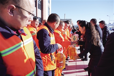 呼和浩特市玉泉区总工会慰问环卫工人。
