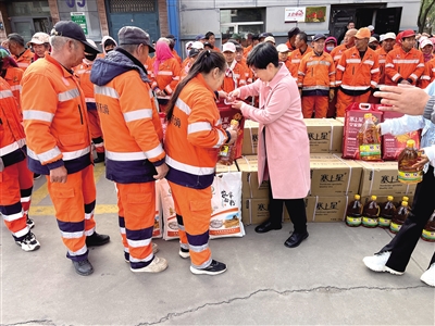 乌海市总工会与海南区总工会联合为环卫工人送上慰问物资。