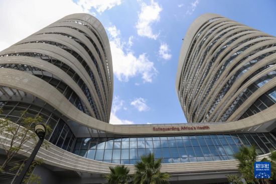 这是11月3日在埃塞俄比亚首都亚的斯亚贝巴拍摄的非洲疾控中心总部大楼。新华社发（迈克尔·特韦尔德摄）