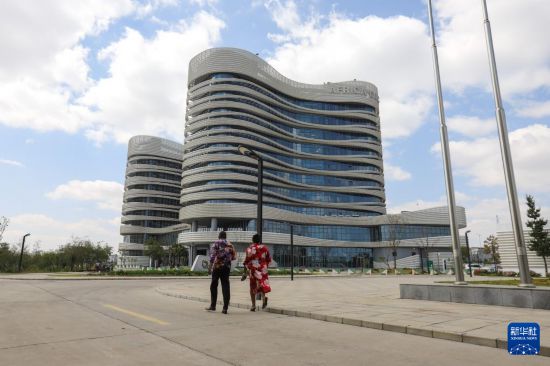 这是11月3日在埃塞俄比亚首都亚的斯亚贝巴拍摄的非洲疾控中心总部大楼。新华社发（迈克尔·特韦尔德摄）