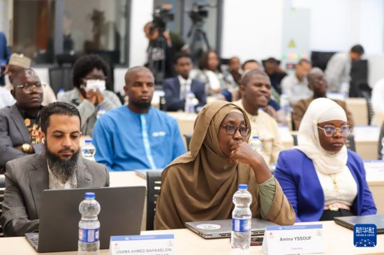 11月3日，在埃塞俄比亚首都亚的斯亚贝巴，来自中非双方政府和卫生领域的专家以及16个非洲国家的30名学员在非洲疾病预防控制中心总部参加由中国疾病预防控制中心主办的实验室技术海外培训班开班仪式。新华社发（迈克尔·特韦尔德摄）