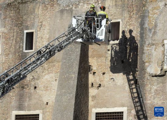 11月3日，在意大利罗马，消防员在查看事故现场。新华社发（阿尔贝托·林格利亚摄）