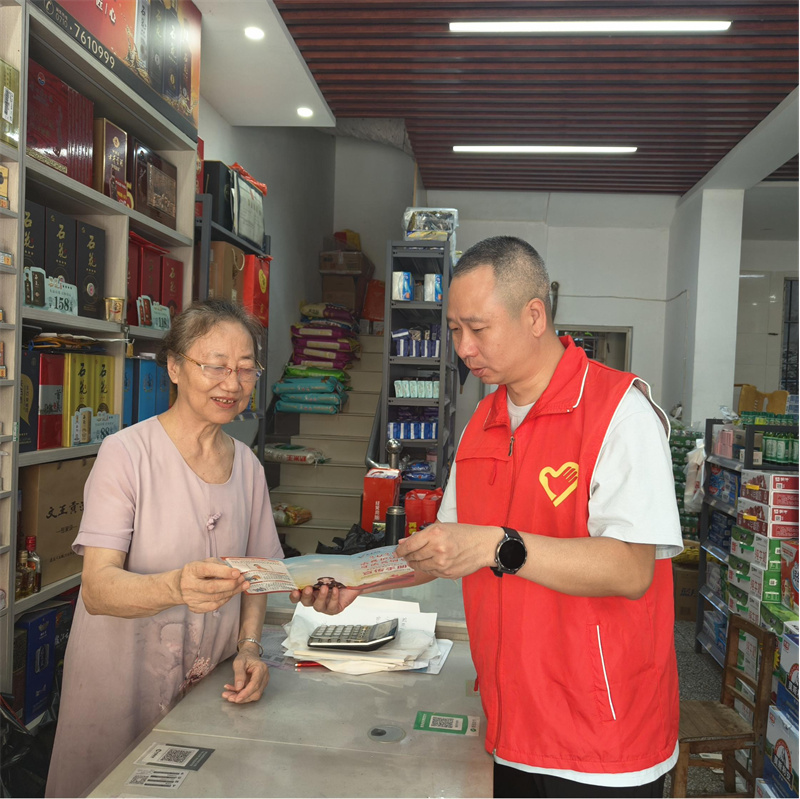 客户经理驻店经营指导辖区老年客户,传授防范诈骗相关知识