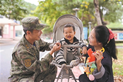 近日，该部一级上士王硕家属来队探亲。图为王硕一家人享受亲子时光。刘再耀摄