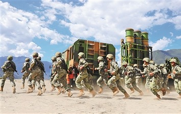    陆军某旅组织对抗训练，官兵闻令而动，奔赴战位。蒋振梁摄