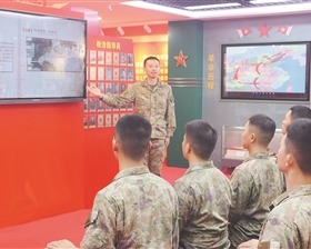 该连官兵在连队荣誉室开展教育。彭瀚贤摄