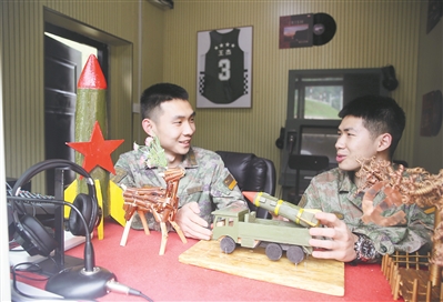 休息时间，战士们交流心得体会。向修红摄