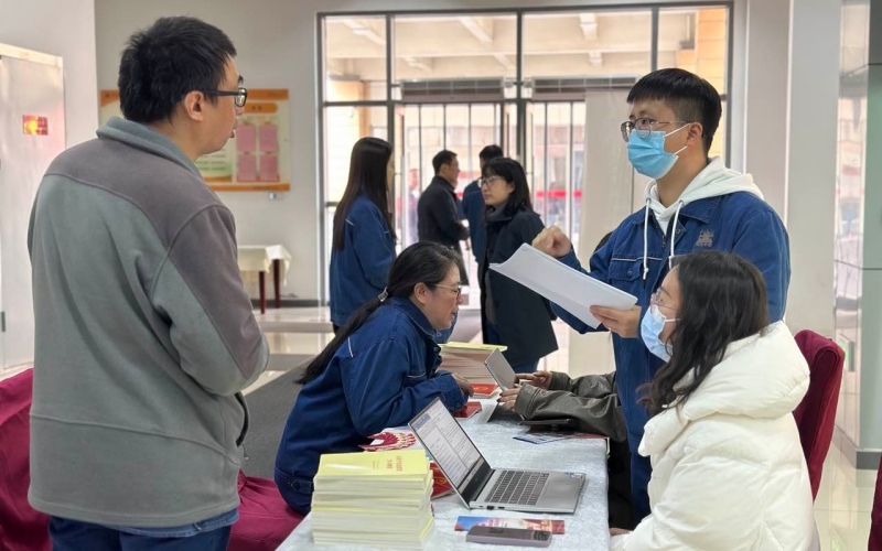 武汉卷烟厂“普法进一线”。