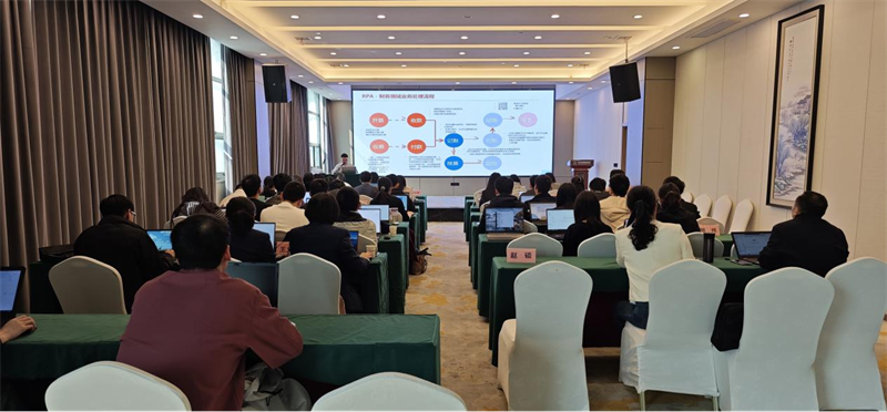 数字化创客训练营的培训现场，学员们正全神贯注地聆听讲师的授课