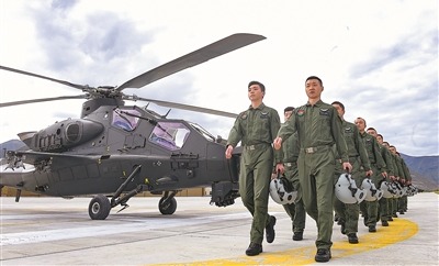 陆军某旅飞行员列队进场，展开飞行训练（资料图片）。 本报记者 张 雷摄