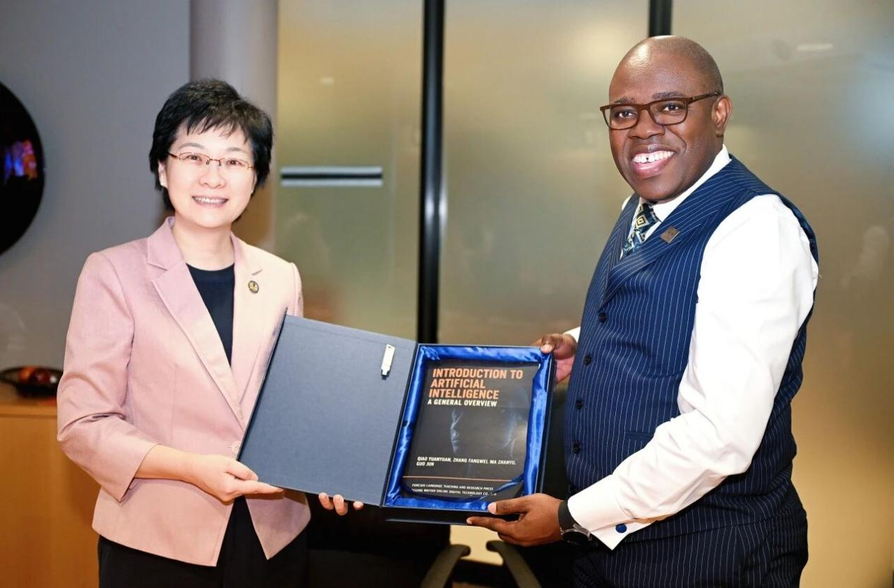 北京邮电大学代表团访问约翰内斯堡大学并签署协议。 以上图片均为北京邮电大学供图