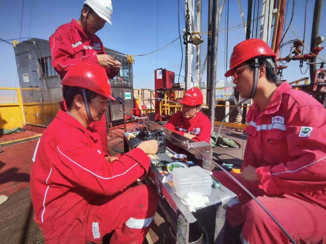 工作人员在安装光纤。中海石油伊拉克有限公司供图