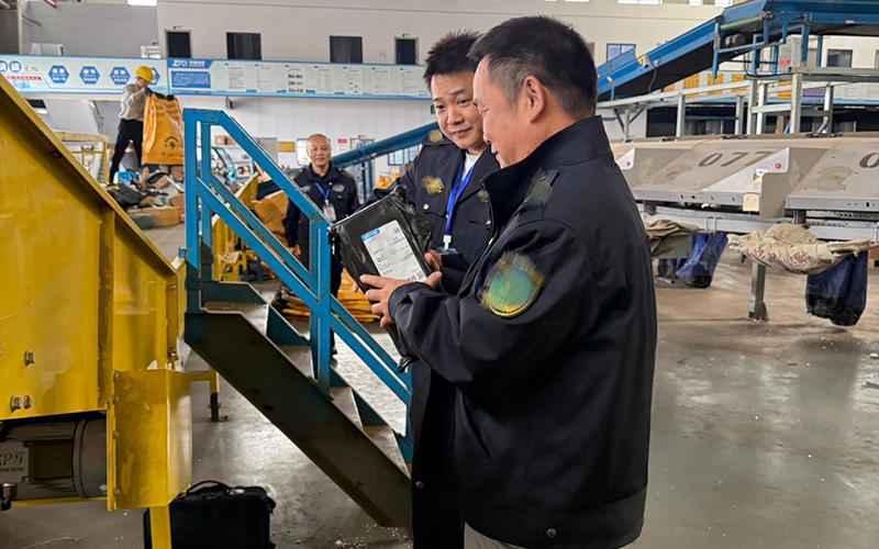 师傅向徒弟现场讲解寄递环节查案的关键要点。