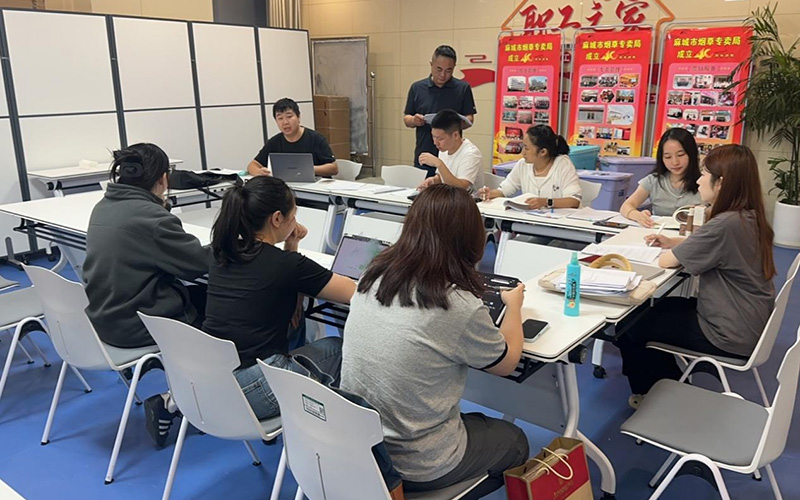 专项小组聚焦技术难题开展专题讨论,现场交流思路、碰撞观点。