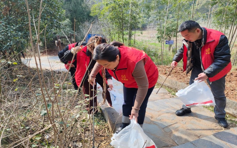 清理村落道路垃圾