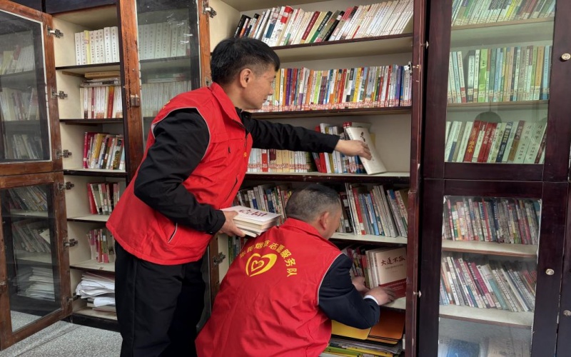 志愿者整理捐赠书籍