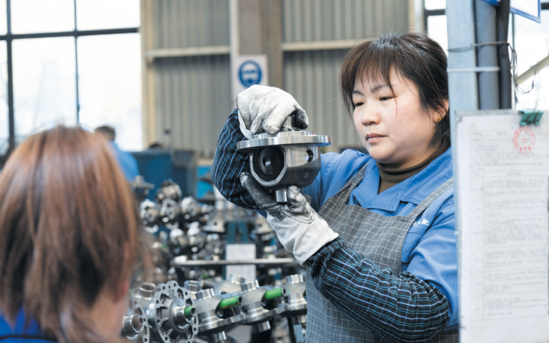 汽配公司生产车间马力“十足”。 郧轩文摄