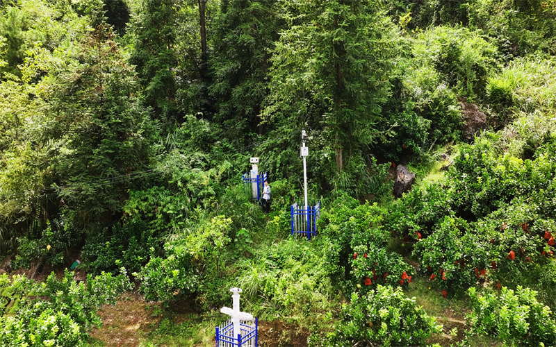 在恩施宣恩县高罗镇209国道，中国移动部署边坡监测雷达、AI视觉测量仪、5G高清摄像头等智能终端感知设备