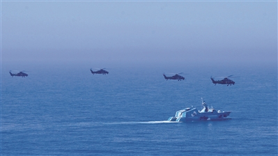 陆军某旅直升机与海军某大队快艇协同突击。李建亮摄