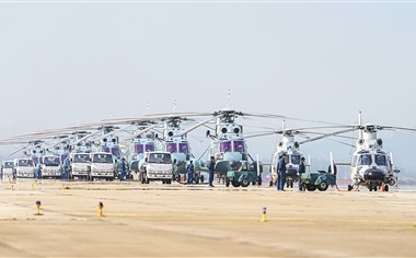 前不久，海军航空大学某场站开展飞行保障训练。图为电源车为战机充电。孙韶熙摄