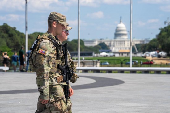 9月4日,国民警卫队成员在美国首都华盛顿巡逻。新华社记者胡友松摄