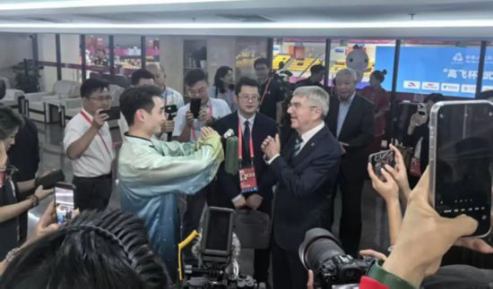 国际奥委会终身名誉主席托马斯 巴赫先生亲切接见山东队冠军运动员