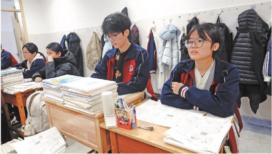 梁山一中新换课桌较原来长高了3厘米。