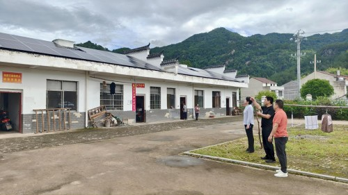 村书记介绍光伏电板建设情况