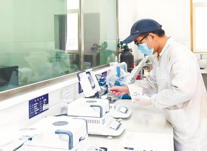 湖北某电子企业科研人员正在进行科学实验。受访单位供图