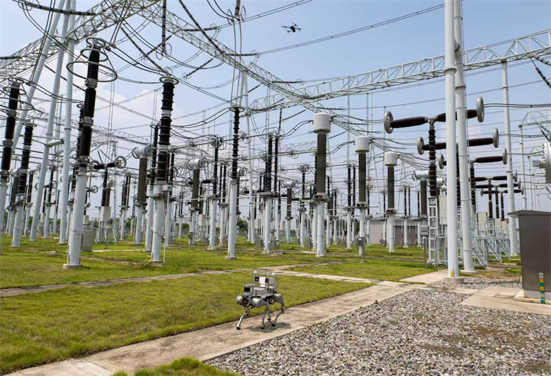 在500千伏安福变电站，国网湖北超高压公司启用“智能战队”开展“空天地”立体巡检。何伟、杨志强摄