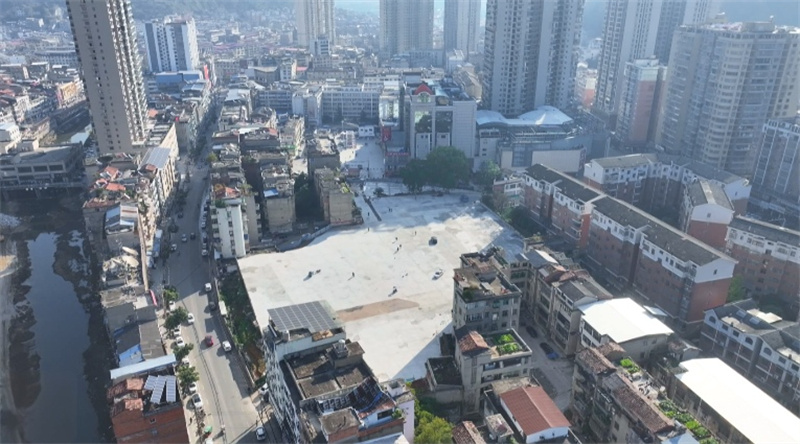 新建停车场。唐成摄