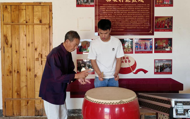 花鼓戏传承人教授青年员工传统技艺。