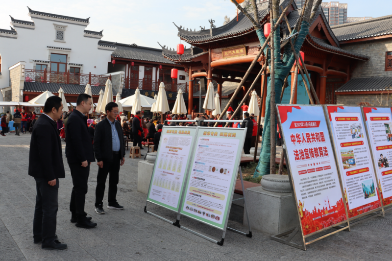 在荆门市东宝区历史文化古街——民主街开展法治宣传活动。