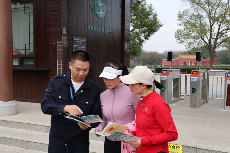 在钟祥市5A级旅游景区明显陵开展普法宣传